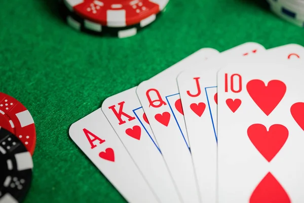 Royal flush kártyák a pókerasztalnál — Stock Fotó