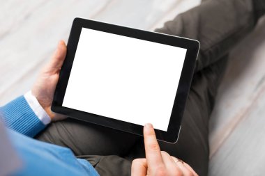 Tablet bilgisayarı kullanan kişi