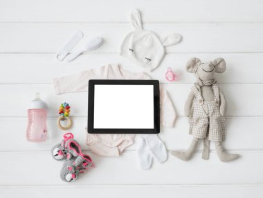 Tablet bilgisayar ve bebeğin öğeleri