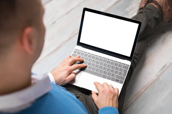 Man met laptop computer — Stockfoto