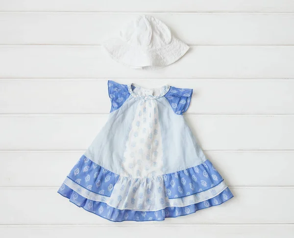 Kleid und Hut eines kleinen Mädchens — Stockfoto