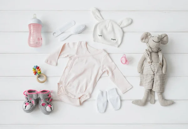 Készlet a ruhákat és kiegészítőket a baba — Stock Fotó