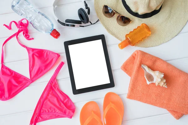 Tablet e kit de banho de sol — Fotografia de Stock