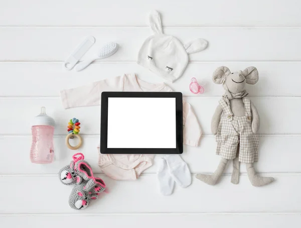 Tablet komputer dan item bayi — Stok Foto