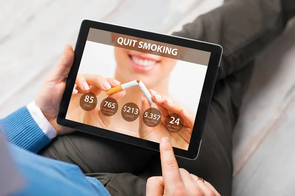 Ember használ app-hoz abbahagyja a dohányzást — Stock Fotó