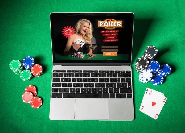 Poker online no computador no cassino — Fotografia de Stock