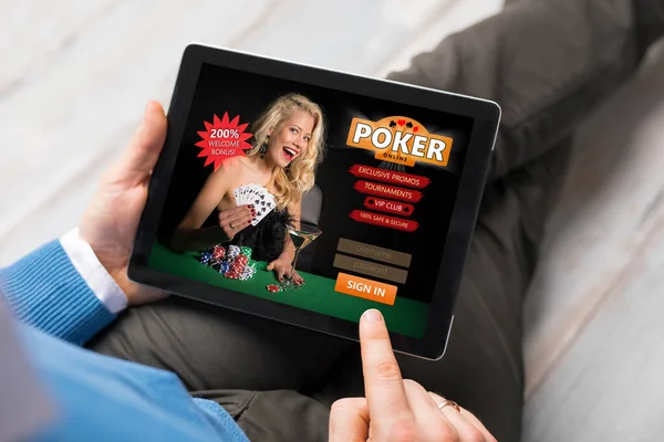 Muž hrát poker online — Stock fotografie