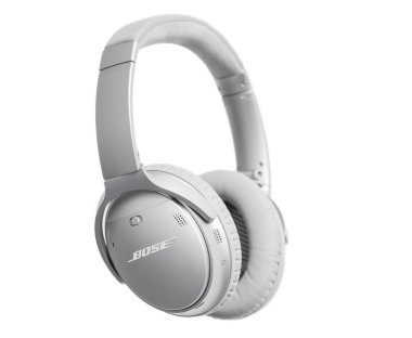 Riga, Letonya - 10 Ocak 2017: Bose Quietcomfort 35 kablosuz kulaklık ile Akustik gürültü Cancelling teknoloji.