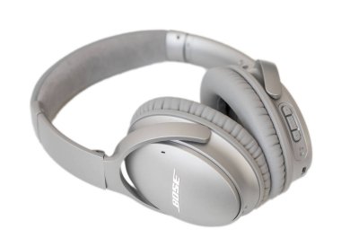 Riga, Letonya - 10 Ocak 2017: Bose Quietcomfort 35 kablosuz kulaklık.