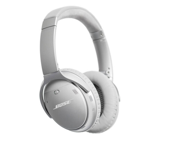 РИГА, Латвия - 10 января 2017 года: Беспроводные наушники Bose QuietComfort 35 с технологией акустического шумоподавления
.