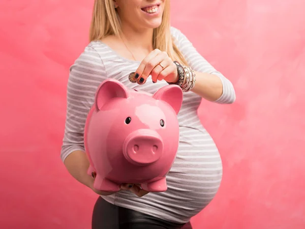 Mujer embarazada ahorrando dinero — Foto de Stock