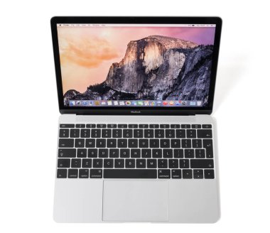 Riga, Letonya - 29 Aralık 2016: 12-inç Macbook dizüstü bilgisayar ile retina ekran.