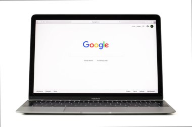 Riga, Letonya - 06 Şubat, 2017:Search motoru Google Inc 12-inç Macbook dizüstü bilgisayar.