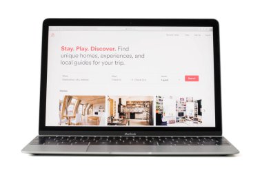 Riga, Letonya - 06 Şubat 2017: Airbnb Inc. sitesinde 12-inç Macbook dizüstü bilgisayar.