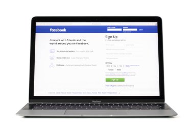Riga, Letonya - 06 Şubat, 2017:Login hızı için sosyal medya devi facebook.com üzerinde 12-inç Macbook dizüstü bilgisayar