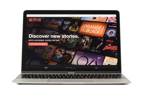 RIGA, LATVIA - 06 de febrero de 2017: Netflix, el servicio de suscripción líder mundial para ver televisión y películas en computadoras portátiles Macbook de 12 pulgadas . —  Fotos de Stock