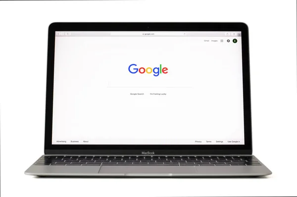 RIGA, LATVIA - 06 de fevereiro de 2017: Motor de busca Google Inc. no computador portátil Macbook de 12 polegadas . — Fotografia de Stock