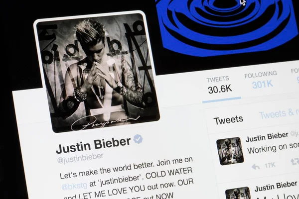 Riga, Lettország - 2017. február 02.: Twitter profilját a popsztár Justin Bieber. — Stock Fotó