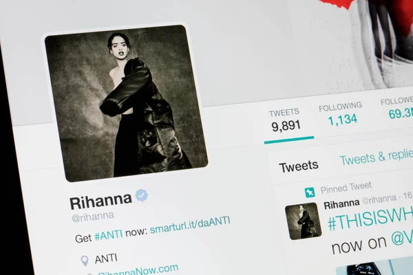 リガ、ラトビア - 2017 年 2 月 2 日: Billaboard アーティストや歌手 Rihanna の Twitter のプロフィール. — ストック写真