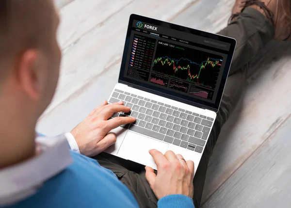Man använder Forex trading programvara — Stockfoto