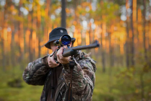 Hunter mirando el rifle — Foto de Stock