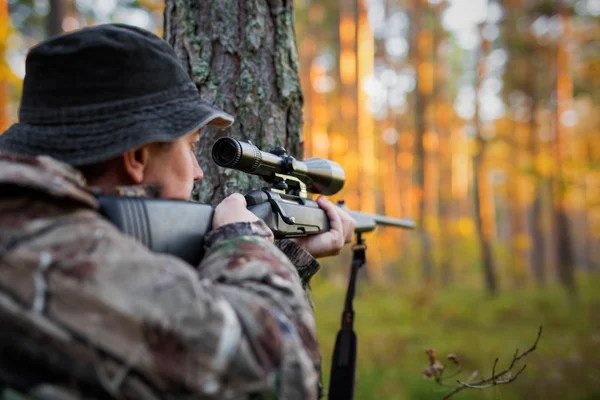 Hunter looking into rifle scope — Stock Photo, Image