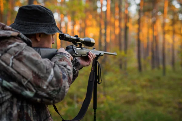 Hunter mira con fucile — Foto Stock