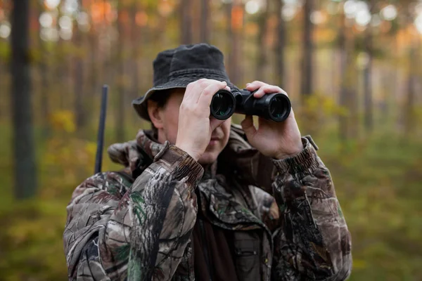 Hunter looking into binoculars — Stock Photo, Image