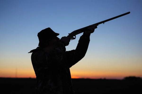 Hunter's silhouette at sunset — Stock Photo, Image