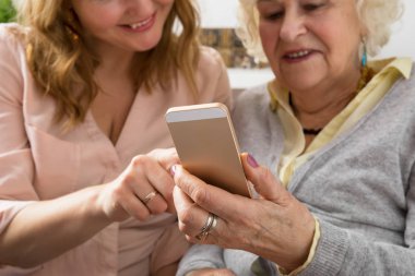 Büyükanne ve torunu smartphone keşfetmek