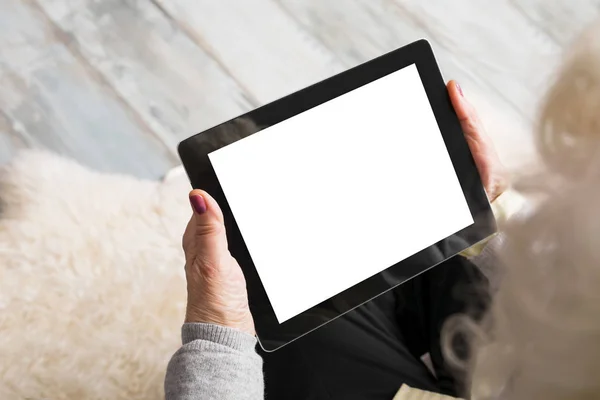 Senior holding blank screen tablet — Stock Photo, Image