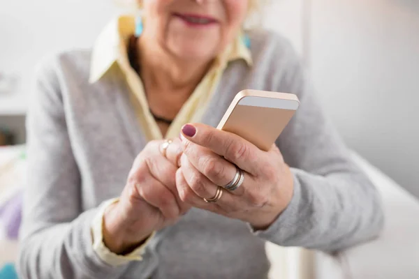 Senior woman holding smartphone — Stock Photo, Image