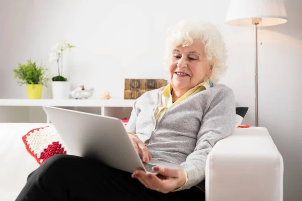 Ηλικιωμένη γυναίκα χρησιμοποιώντας φορητό υπολογιστή — Φωτογραφία Αρχείου