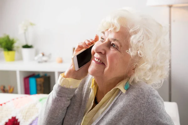 Ηλικιωμένη γυναίκα που μιλάει στο τηλέφωνο. — Φωτογραφία Αρχείου