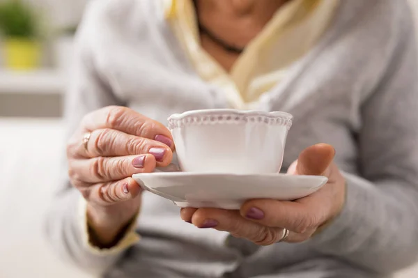 Oma bei einer Tasse Kaffee / Tee — Stockfoto