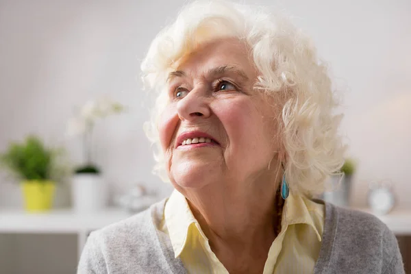 Retrato de feliz anciana — Foto de Stock