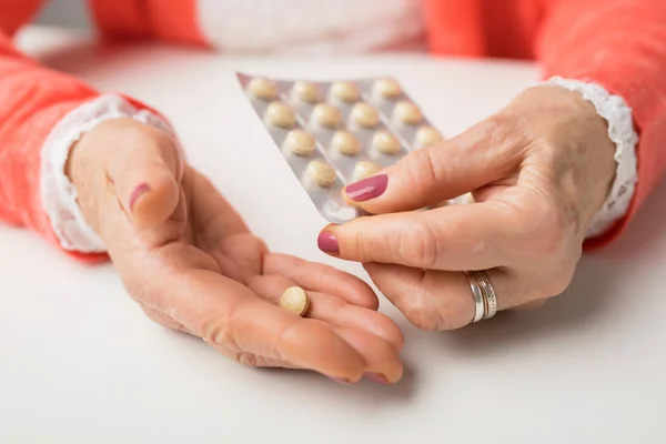 Femme âgée prenant des médicaments — Photo