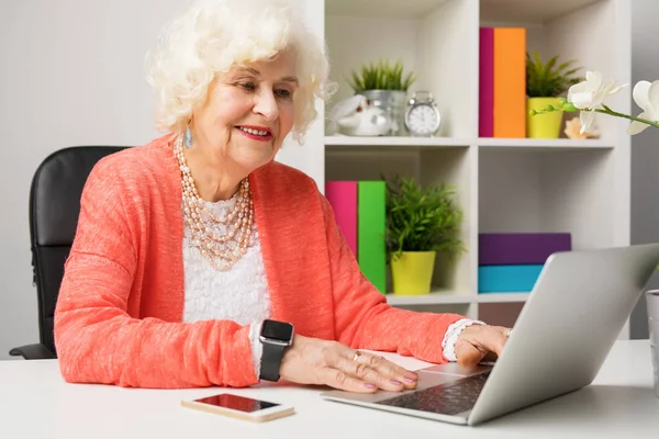 Senior working at the office — Stock Photo, Image