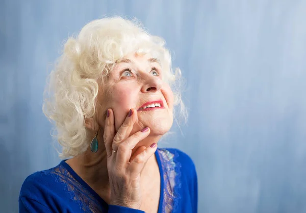 Vacker äldre kvinna dagdrömmer — Stockfoto