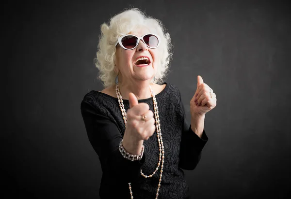 Cool abuela con los pulgares hacia arriba — Foto de Stock