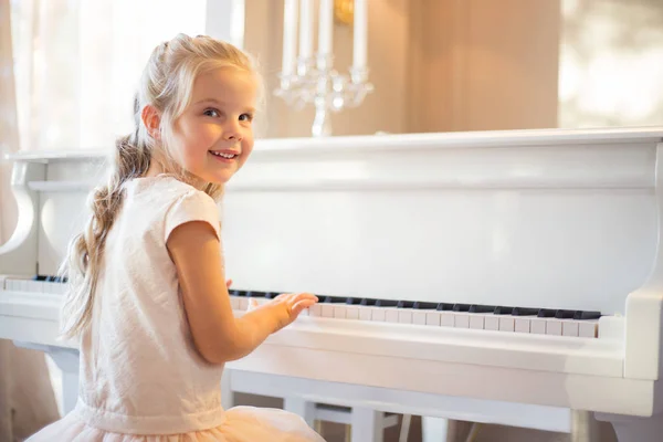 Little girl playing piano — Stock Photo, Image