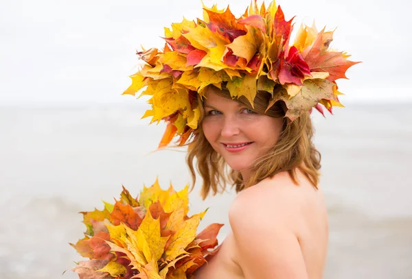 Žena s maple leaf věnec podzim — Stock fotografie
