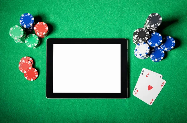 Планшетный компьютер на покерном столе — стоковое фото
