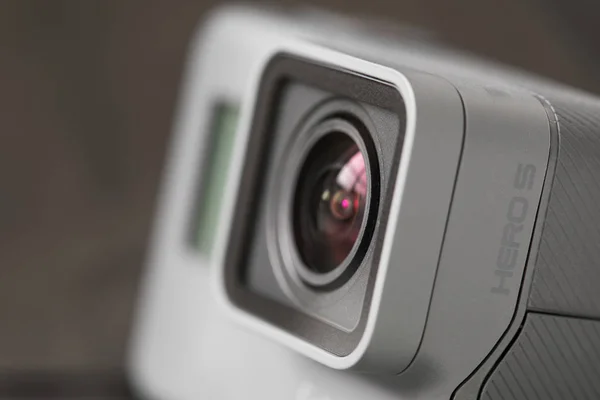 拉脱维亚首都里加-2017 年 2 月 24 日︰ Gopro 相机 Hero5 会话结合 4 k 视频，一个按钮简单性和声音控制都在一个小的防水设计。Camnera 镜头的近视图. — 图库照片