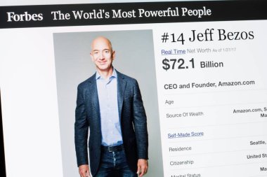 Riga, Letonya - 24 Şubat 2017: Forbes dergisi listesi Worlds en güçlü People.Number 14 Ceo ve kurucusu Jeff Bezos Amazon.com.