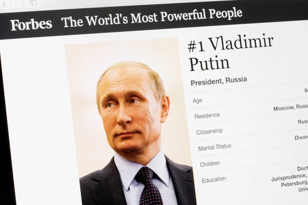 Riga, Lettland - 24. Februar 2017: Forbes-Magazin-Liste der mächtigsten Menschen der Welt. Nummer 1 der russische Präsident Wladimir Putin. — Stockfoto