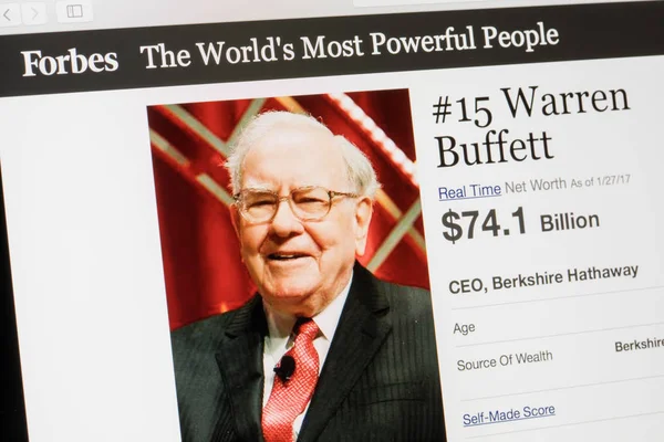 Riga, Lettland - 24. Februar 2017: Forbes-Magazin-Liste der mächtigsten Menschen der Welt. Nummer 15 Warren Buffet ist der Chef von Berkshire Hathaway. — Stockfoto