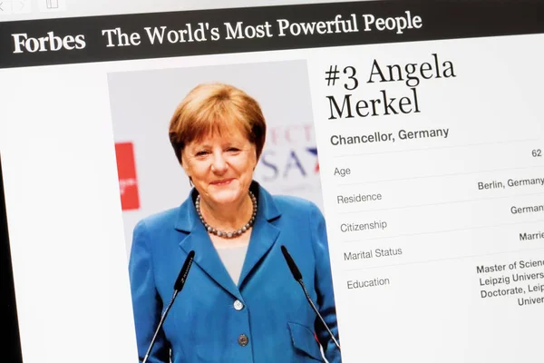 Riga, Letonya - 24 Şubat 2017: Forbes dergisi Worlds en güçlü People.Number 3 Councelor in Almanya Angela Merkel listesi. — Stok fotoğraf