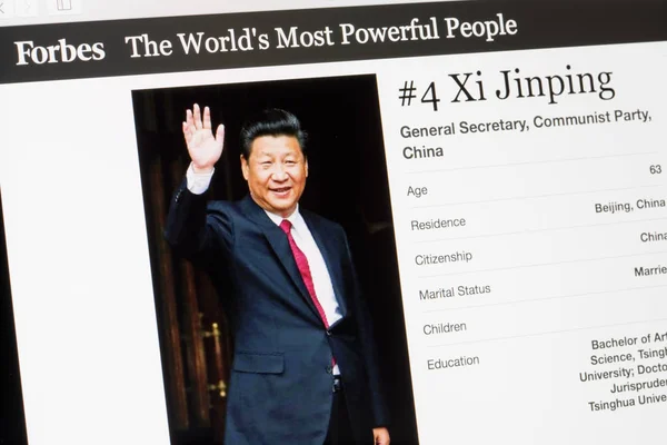 RIGA, Letonia - 24 de febrero de 2017: Forbes Magazine lista de los pueblos más poderosos del mundo.Número 4 Secretario General de China Xi Jinping . — Foto de Stock