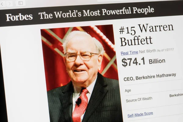 RIGA, LATVIA - 24 Februari 2017: Daftar Majalah Forbes The Worlds Most Powerful People.Number 15 Warren Buffet CEO Berkshire Hathaway . Stok Foto Bebas Royalti